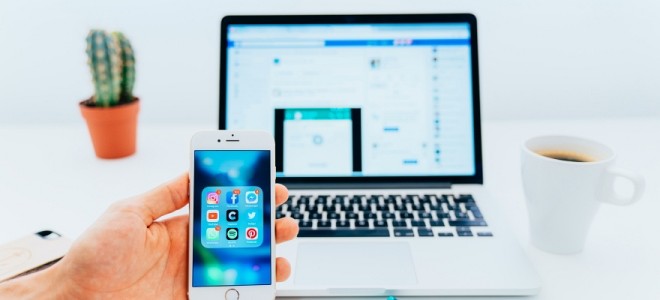 Escritorio, computadora y celular con íconos de apps